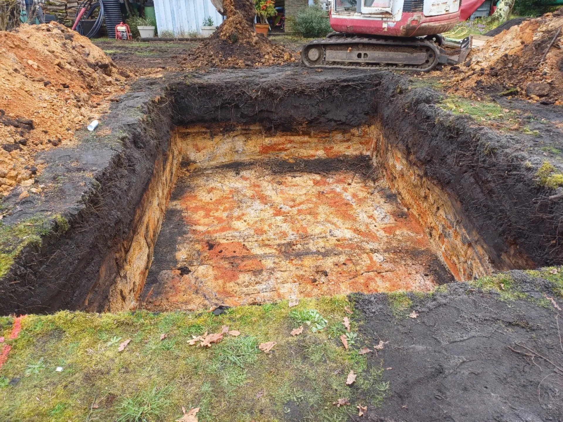 Terrassement trou pour la construction d'une piscine à Cestas