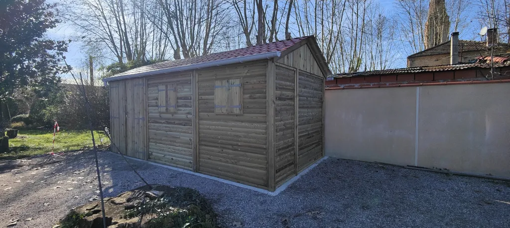 Fourniture et pose d’abri bois résineux traité classe 4 avec toiture acier à Bioule Tarn-et-Garonne