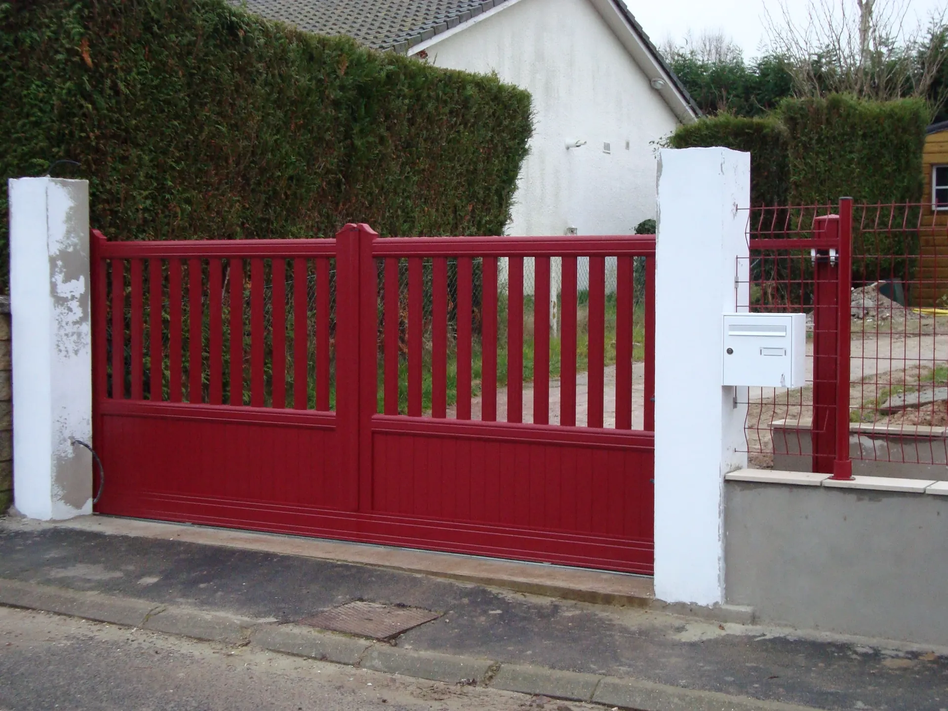 Installation de Portail en aluminium Coulissant Motorisé, Modèle Moderne Coloré Sur-Mesure à Bourgtheroulde dans l'Eure 27 et Bosroumois