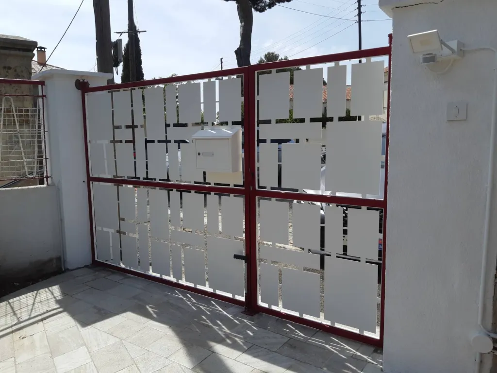 FABRICANT PORTAIL FER FORGE SUR MESURE STYLE VINTAGE 1 VENTAIL ET 1 PORTILLON AVEC MOTIF DECOUPE LASER A MARSEILLE