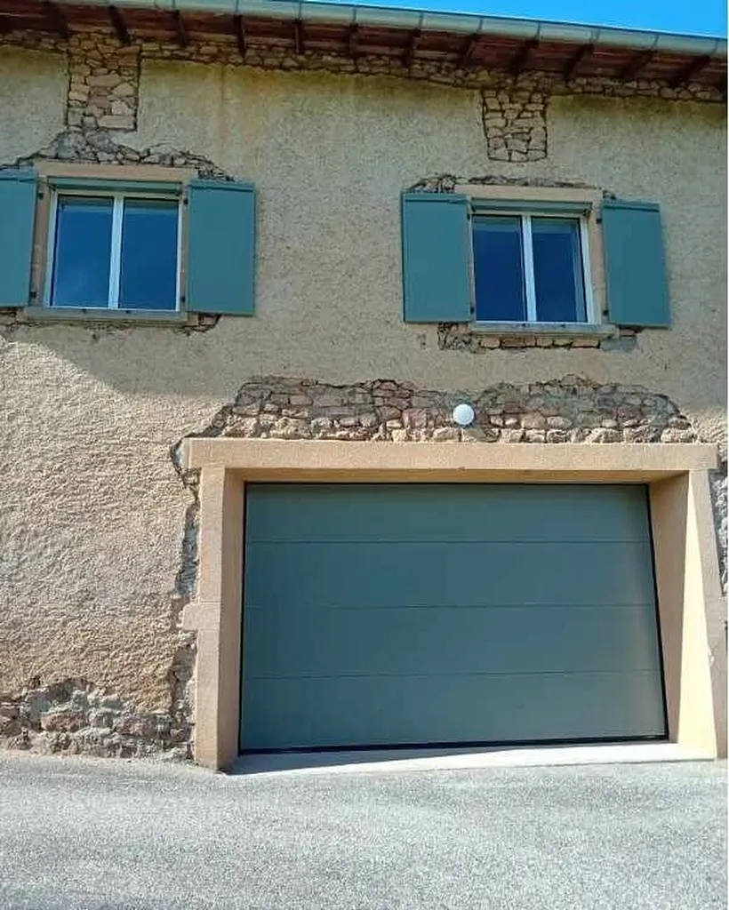 Fourniture et pose d'une porte de garage sectionnelle isolante avec motorisation SOMMER à Chambost Allières