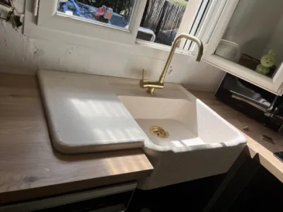 Création d’un évier de cuisine en pierre dure sur mesure et posé à Audenge par RPC Tailleur de Pierre