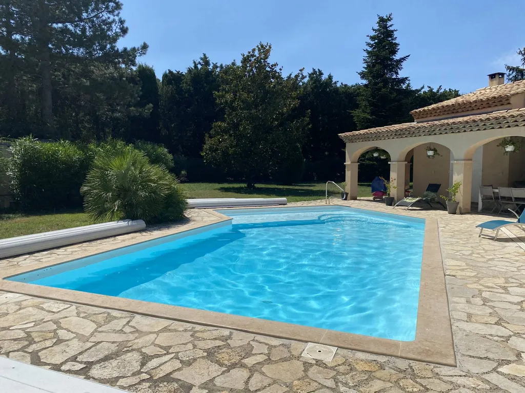 MARGELLE PISCINE EN PIERRE NATURELLE CASTELLA BEIGE / CENIA BEIGE / PIERRE BEIGE FINITION FLAMMEE