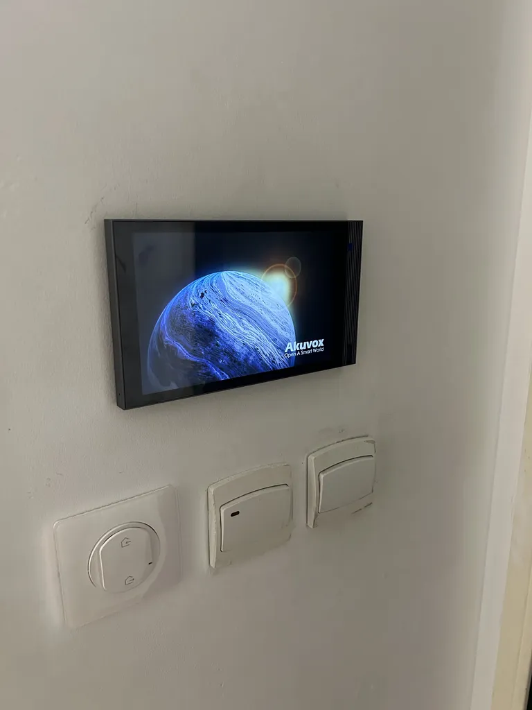 Contrôle d'Accès Intelligent : Installation de Portiers Vidéo Akuvox à Aix-en-Provence