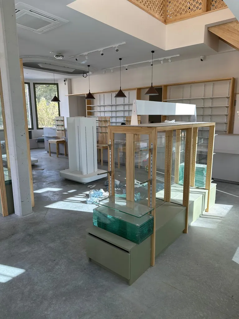 Intérieur de boutique après chantier avec déchets au sol avant nettoyage de fin de chantier à Bordeaux