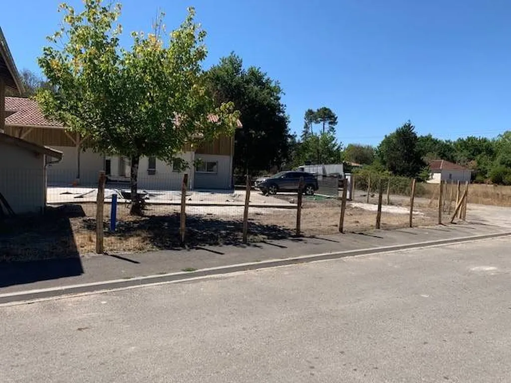 Créer une clôture provisoire et discrète sur un terrain situé à Sanguinet