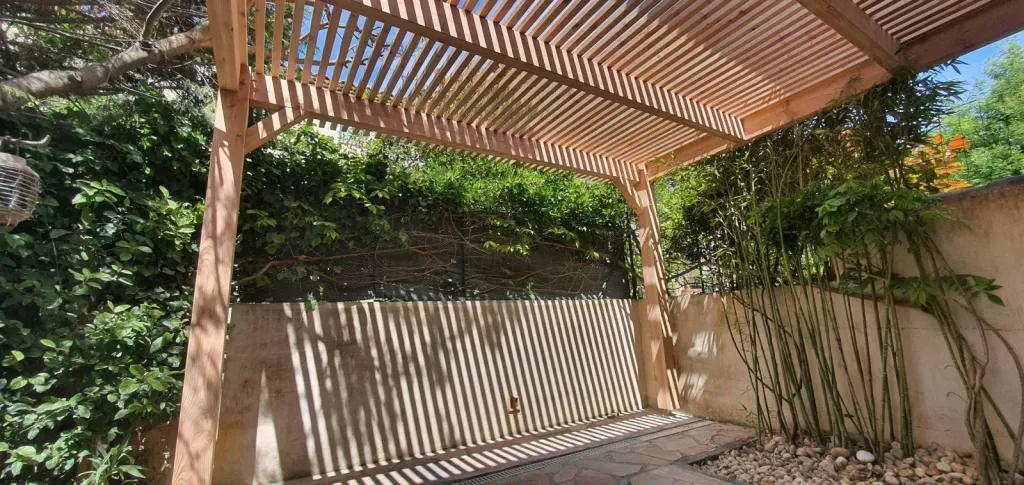 Pergola bois en appui façade Six Fours les plages, Var 83