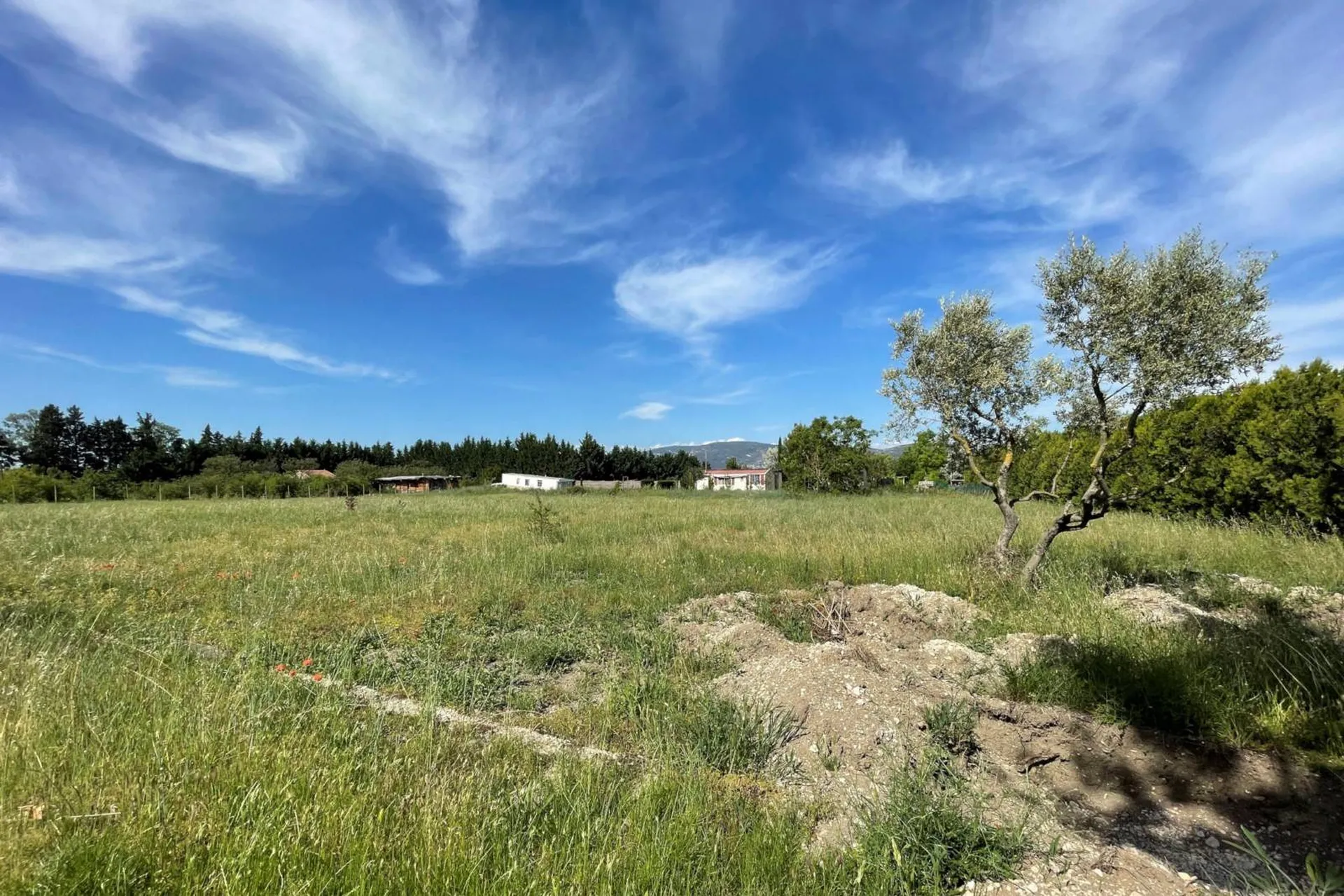 maison à rénover à l'Isle-sur-la-Sorgue avec vue sur les Monts de Vaucluse   