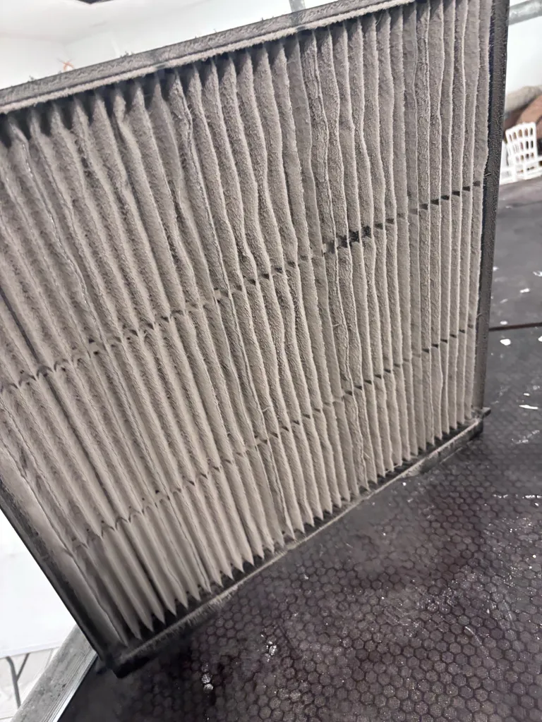 Entretien d’une climatisation Airwell à Gonesse : cassettes plafonnières d’une salle de mariage

