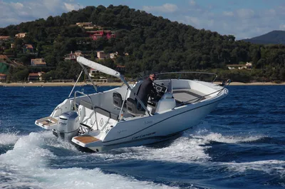 Cap Camarat 6.5 CC en vente : Bateau à moteur de 6.86m pour 8 personnes à Près de Cannes