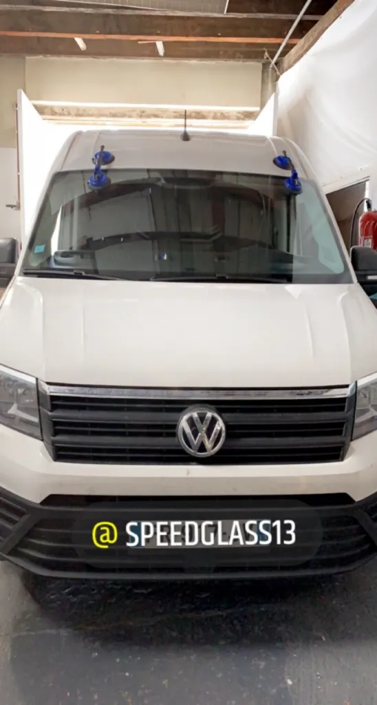 Volkswagen crafter remplacement du Pare Brise Franchise Offerte + 150 euro Offert + nettoyage de votre véhicule Marseille 13016