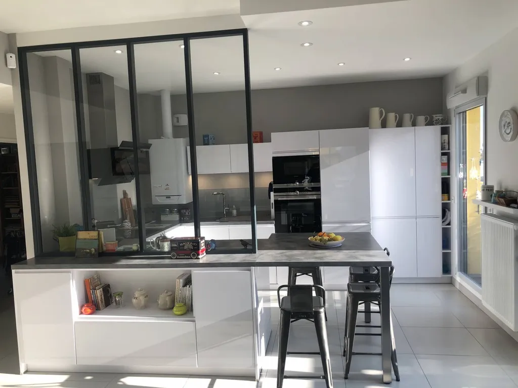 Cuisine blanche sans poignées avec verrière à Lyon
