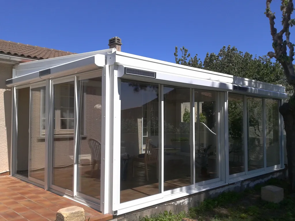 Véranda Sépalumic avec volets roulants Bubendorff autonomes sur Saint-Mitre-les-Remparts