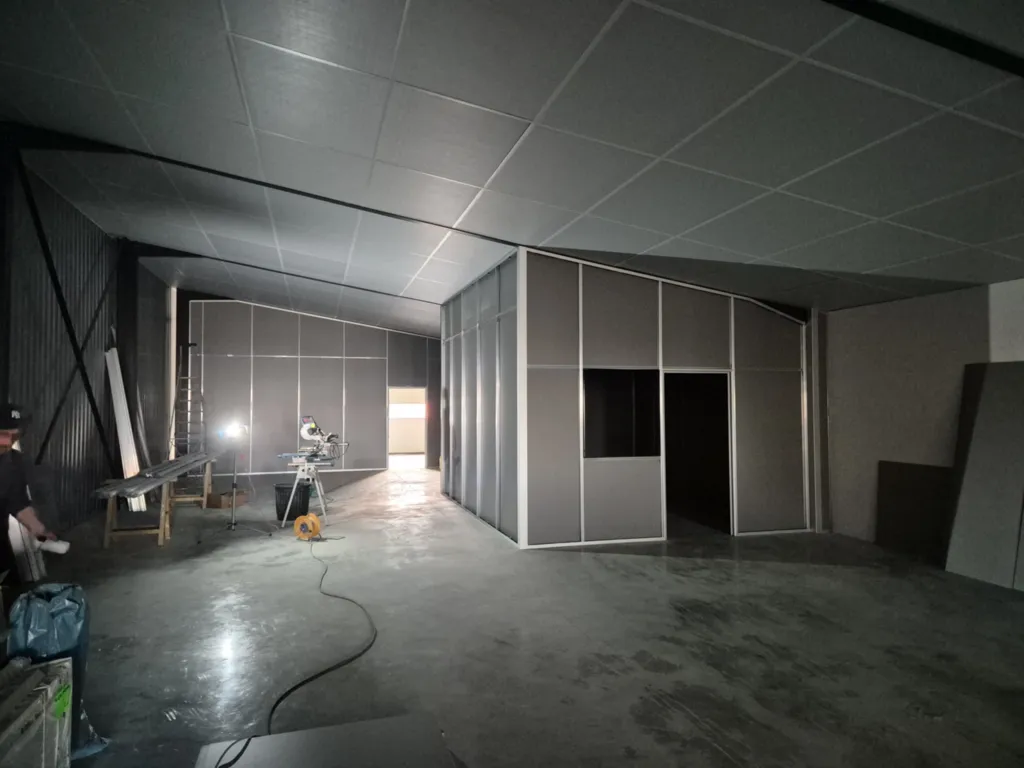 Projet d'ajout de bureaux individuels par des cloisons fixes avec isolation en laine de verre dans un entrepôt à Villefranche-sur-Saône dans le Beaujolais