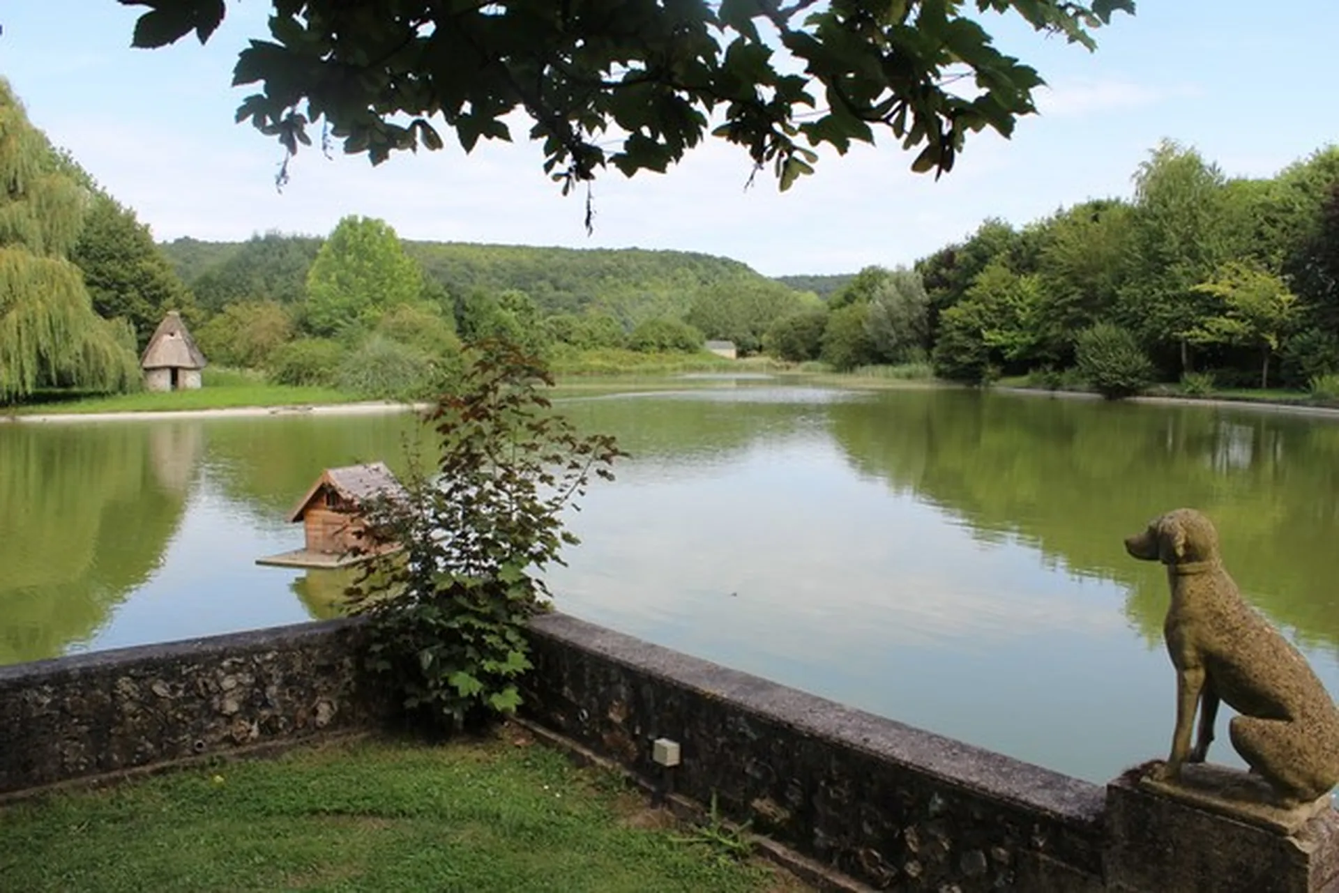 Maison Normande et sa dépendance en vente sur 4Ha61a01ca d'herbage et un étang, proche sortie A13