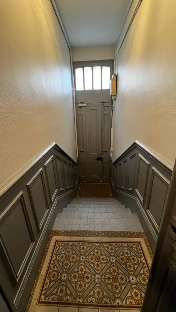 Peinture et pose de panneaux muraux type moulures parisiennes dans une cage d'escalier au Havre