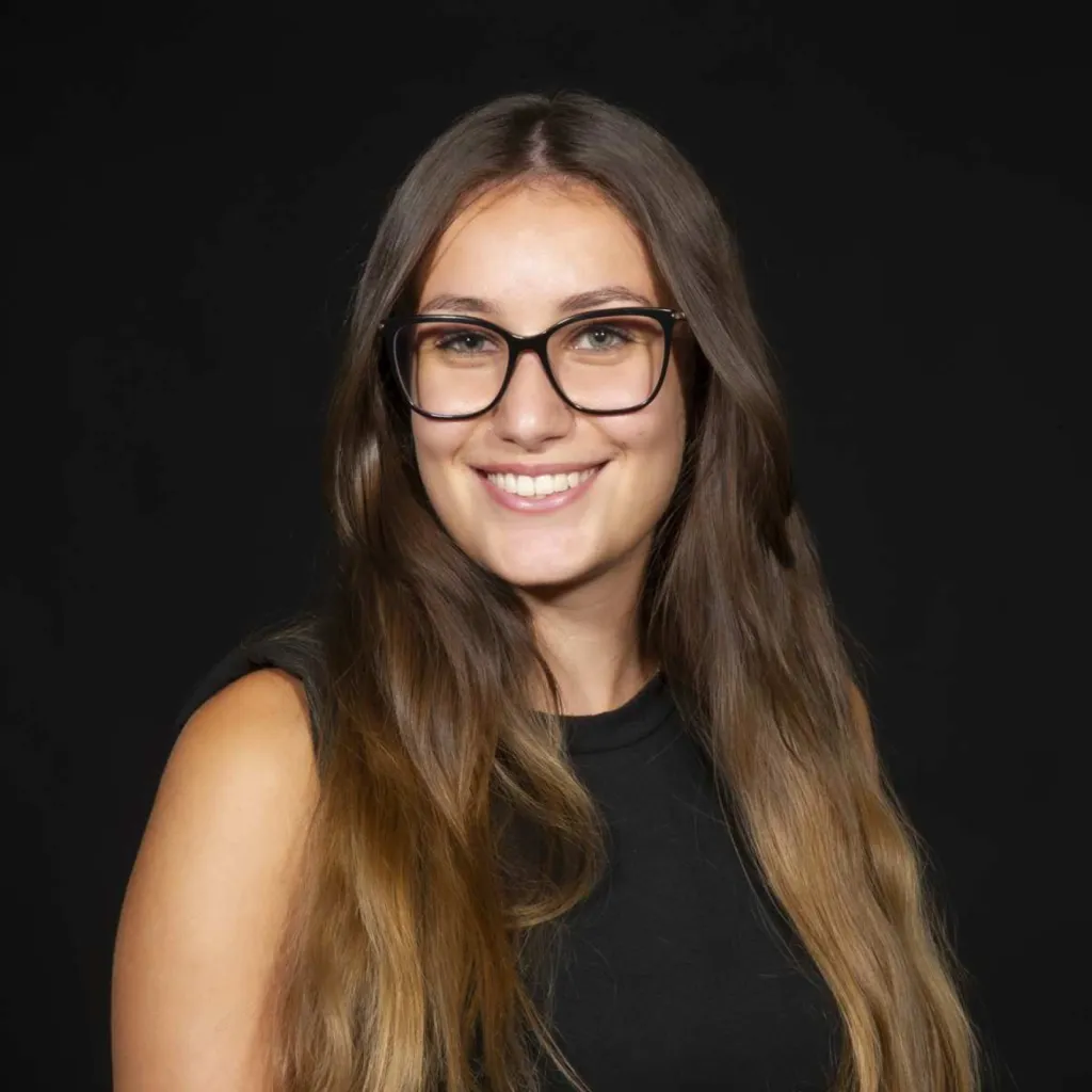 photographe spécialisé dans le trombinoscope d'entreprise femme avec lunette