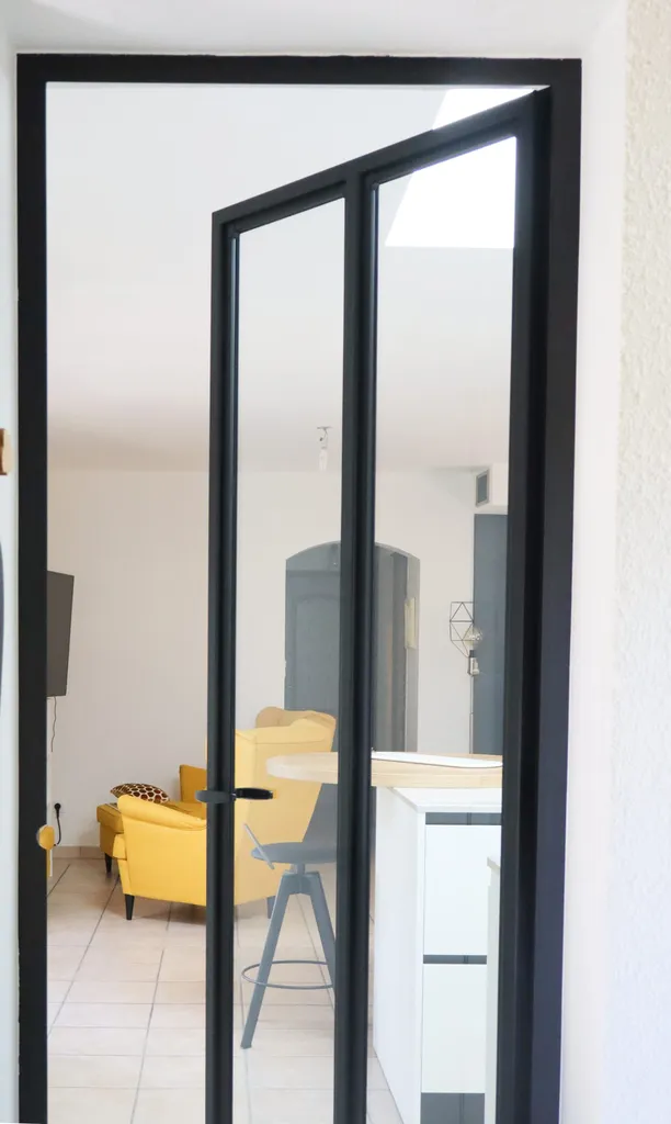 Porte verrière sur mesure pour une séparation entre la cuisine et un atelier couture réalisée en Sud-Ardèche