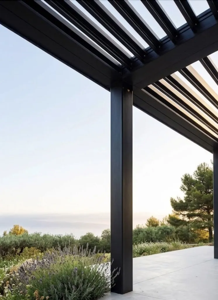 Installation d'une pergolas bioclimatique à lames orientables noir texturé en aluminium TECHNAL pour la terrasse d'une maison en pierre à Belcodène