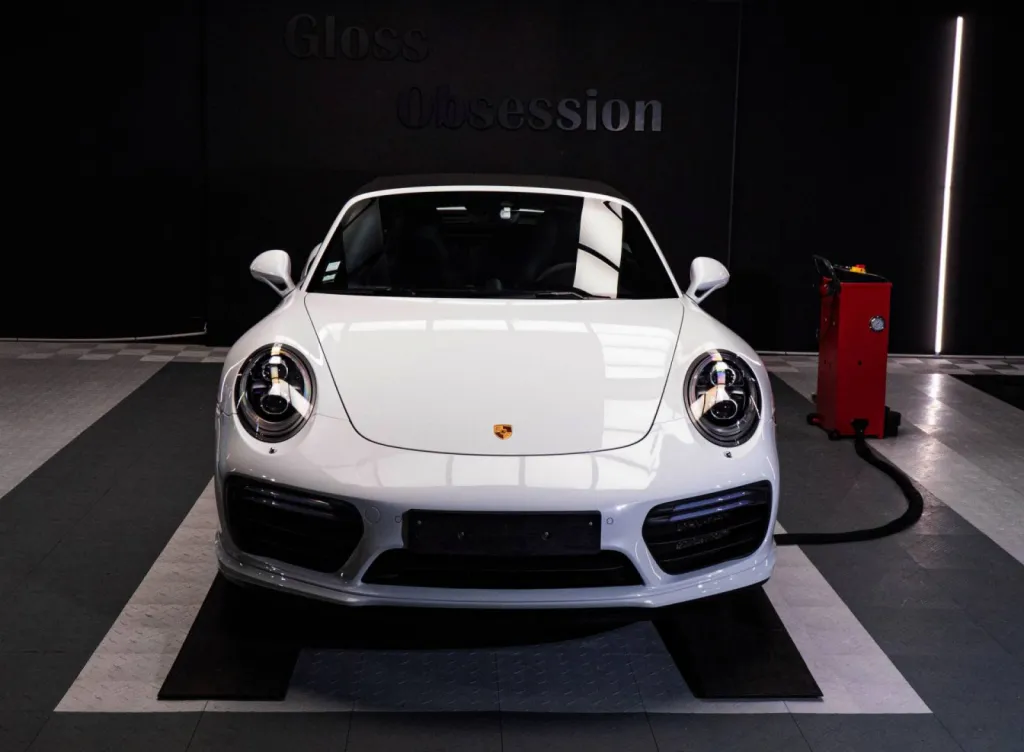 Polissage complet et traitement céramique réalisés sur cette Porsche Turbo S, rendant la carrosserie aussi brillante que possible tout en offrant une protection durable contre les contaminants.