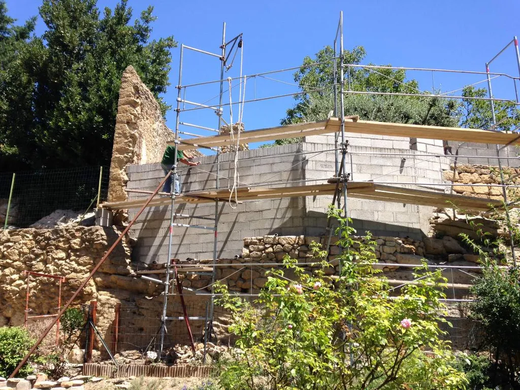 Rénovation d'un mur de soutènement à salon-de-Provence-Élévation du mur en parpaings à bancher