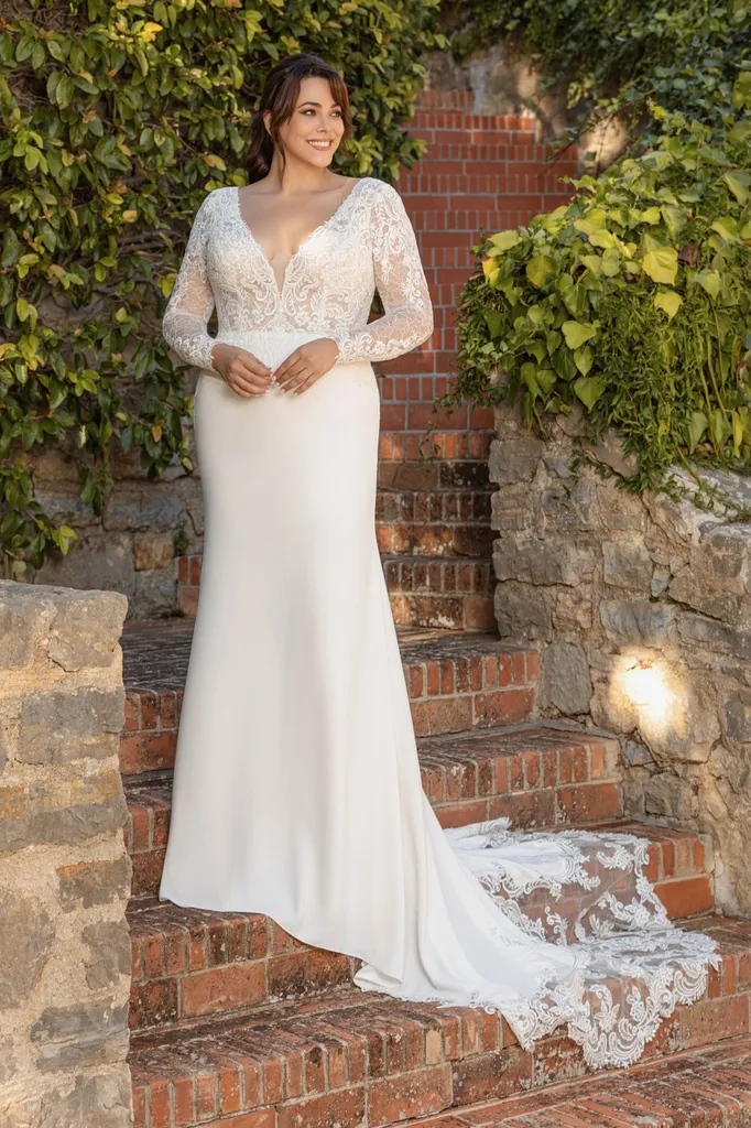 La robe de mariée sirène en crêpe avec manches longues en dentelle modèle  Élise, élégance intemporelle et romantisme raffiné de la nouvelle collection à Marseille