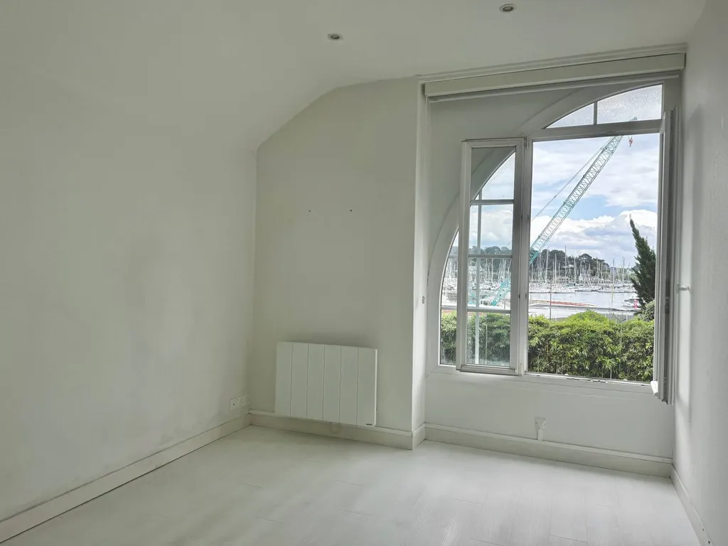 Sur le port de la Trinité-sur-mer, à vendre jolie maison divisée en deux espaces