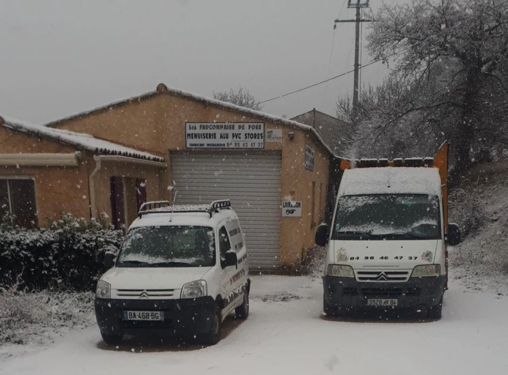 Véhicules Fauconnaise de pose sous la neige