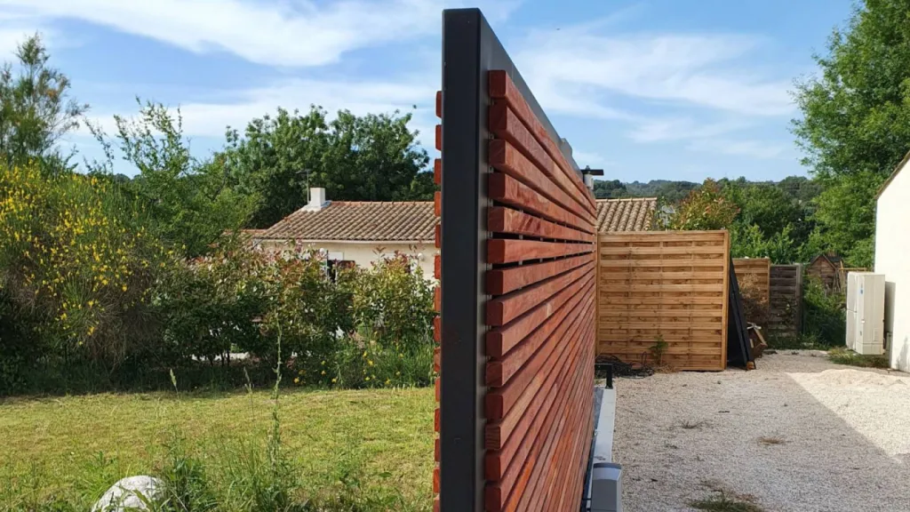 Innovation et Artisanat : Découverte de Notre Portail en Bois de Padouk par le Ferronnier 