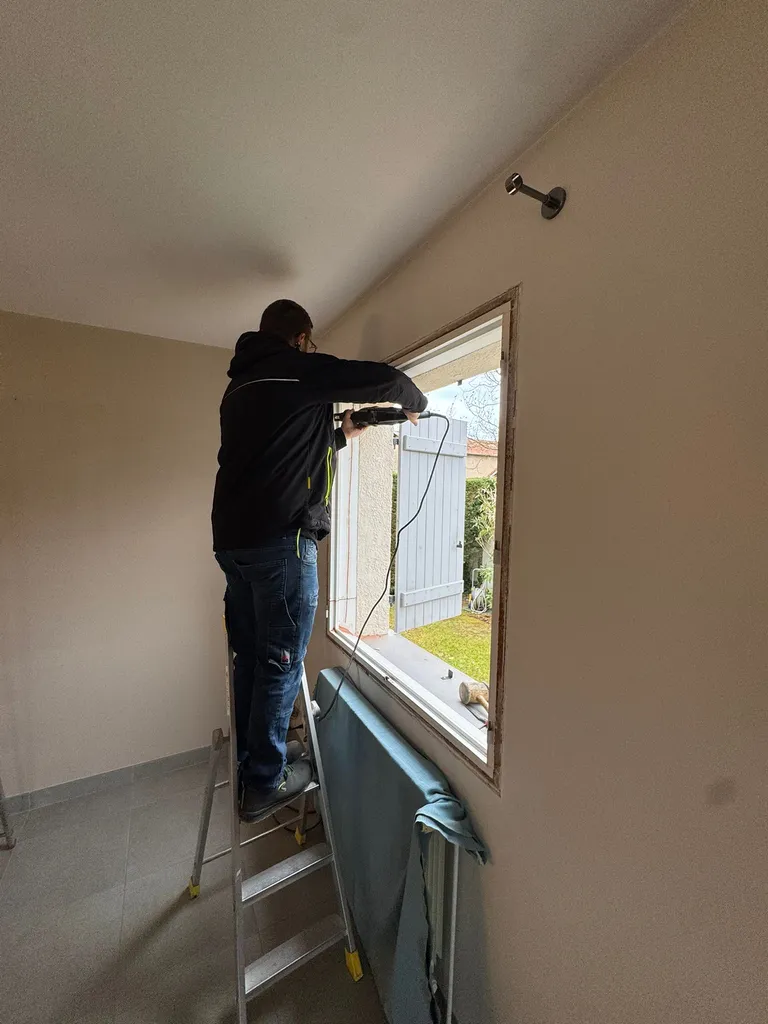 Dépose totale d’un cadre de fenêtre bois pour une repose d’une fenêtre PVC blanc avec une meilleure isolation à Villeurbanne