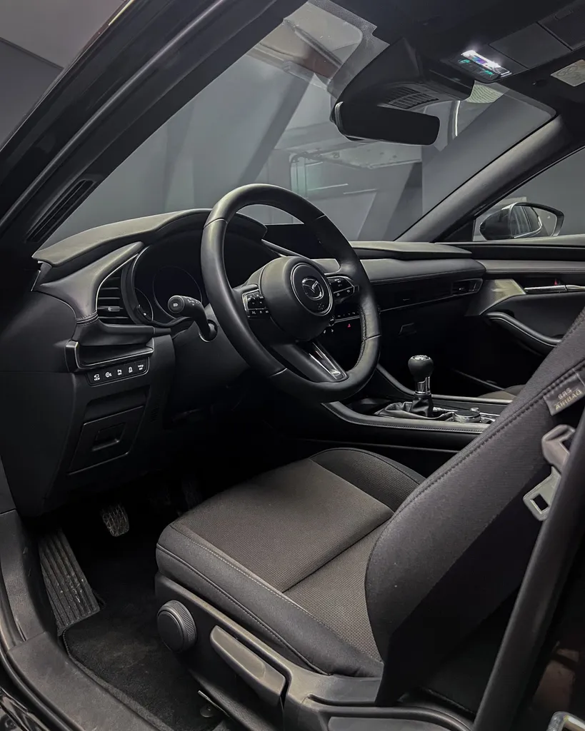 Effacer les micro-rayures sur la carrosserie de sa Mazda 3 chez DSP Service à Le Mans.