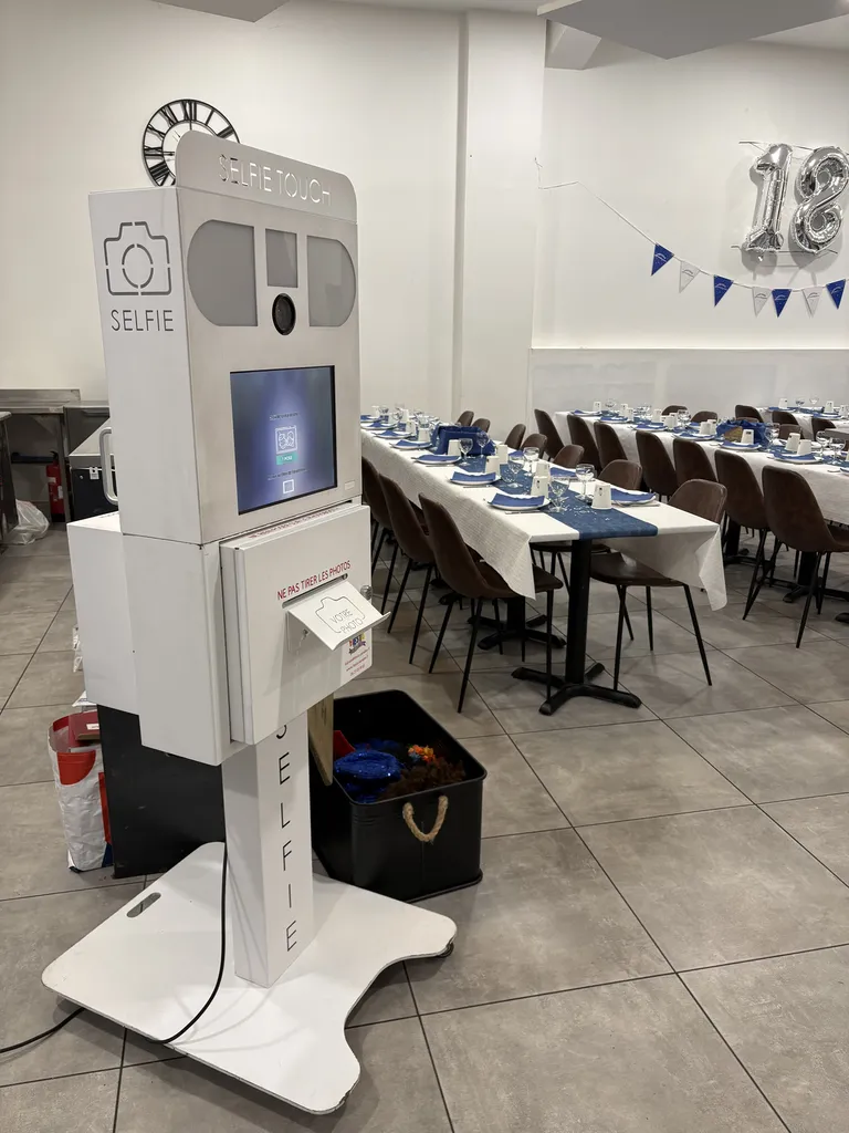 Location Photobooth à Bourgoin-Jailleu pour les 18 ans d'un jeune homme