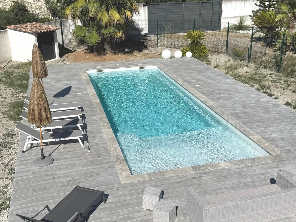 Piscine avec grande terrasse