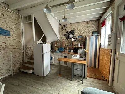 A vendre, espace de vie ouvert au rez-de-chaussée, parfait pour des moments en famille ou entre amis, avec une cuisine intégrée