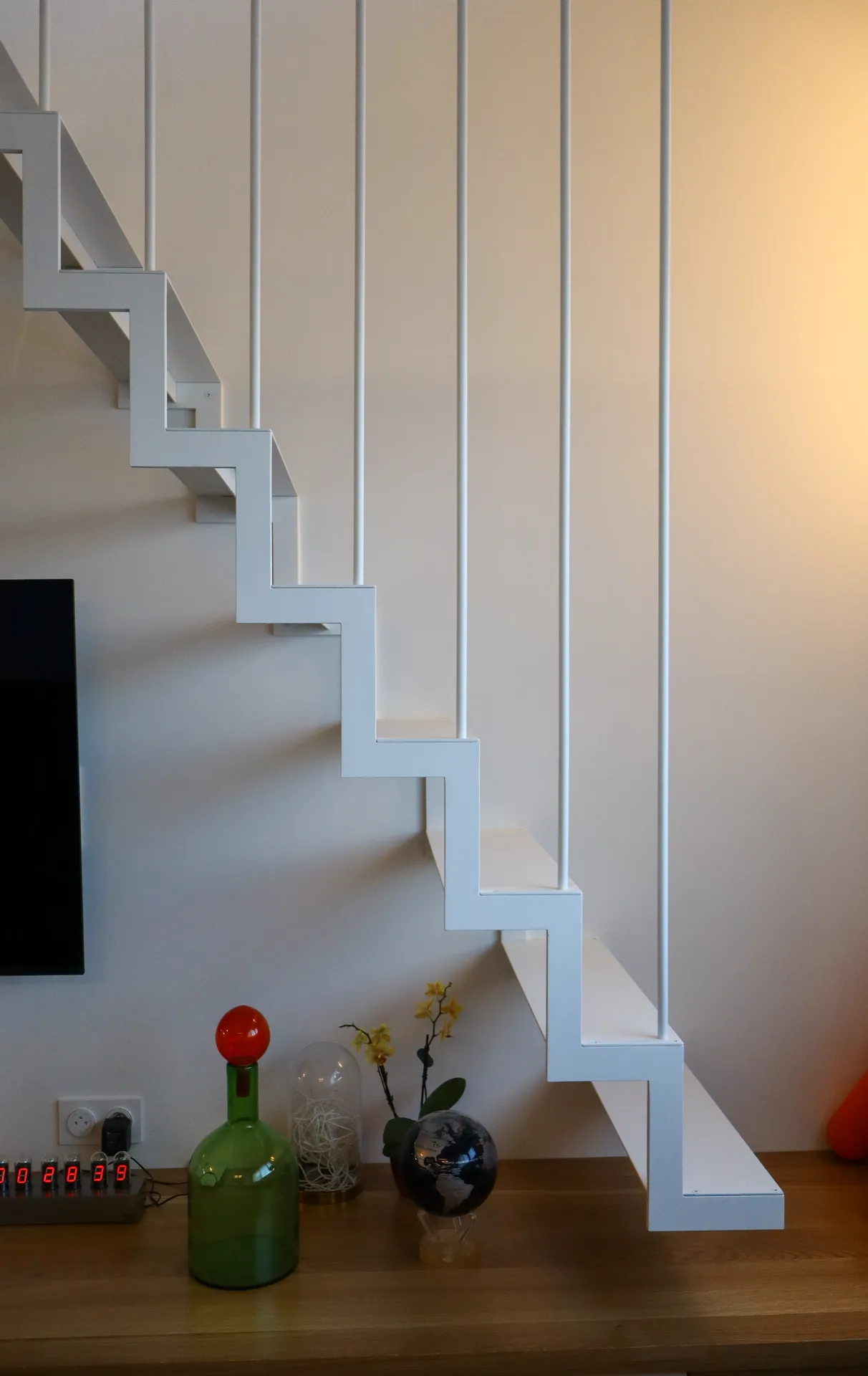 Fabrication et pose d'un escalier quart-tournant métal et bois avec meuble intégré à Aubenas (07)