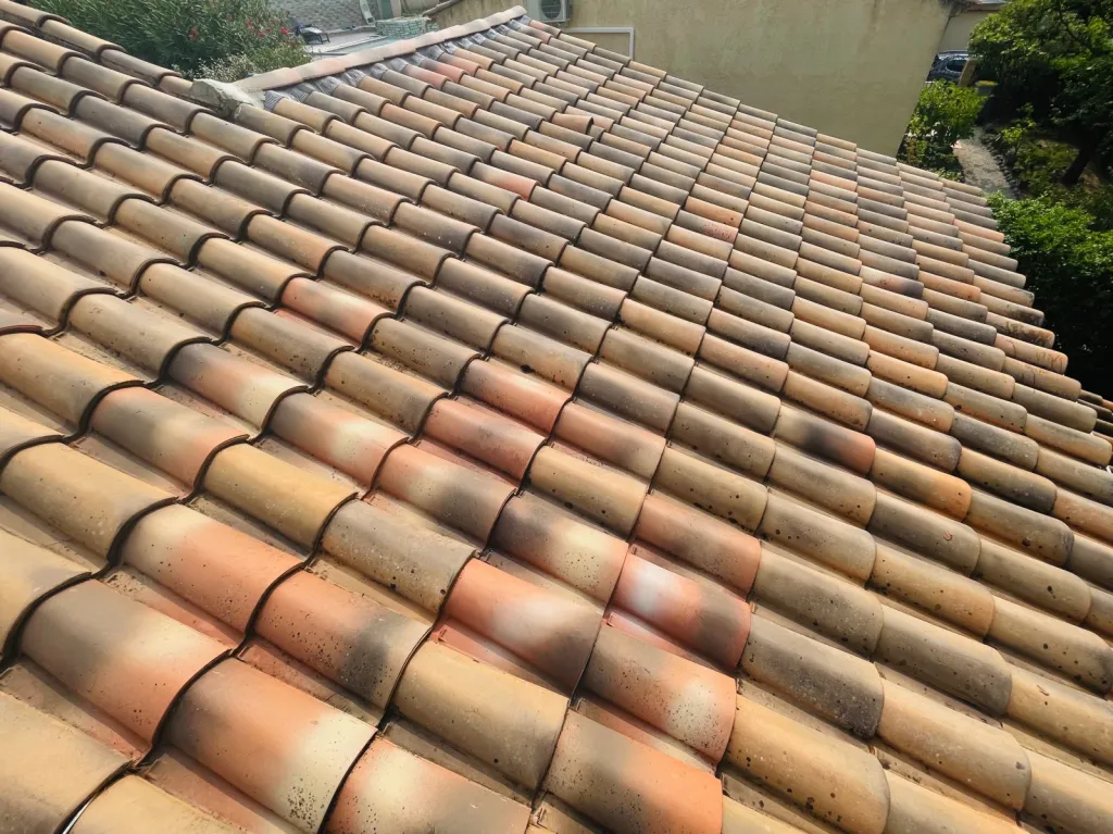 Changement de Faîtage et rive avec nettoyage de toiture sur Bouc-Bel-Air près de Aix en Provence
