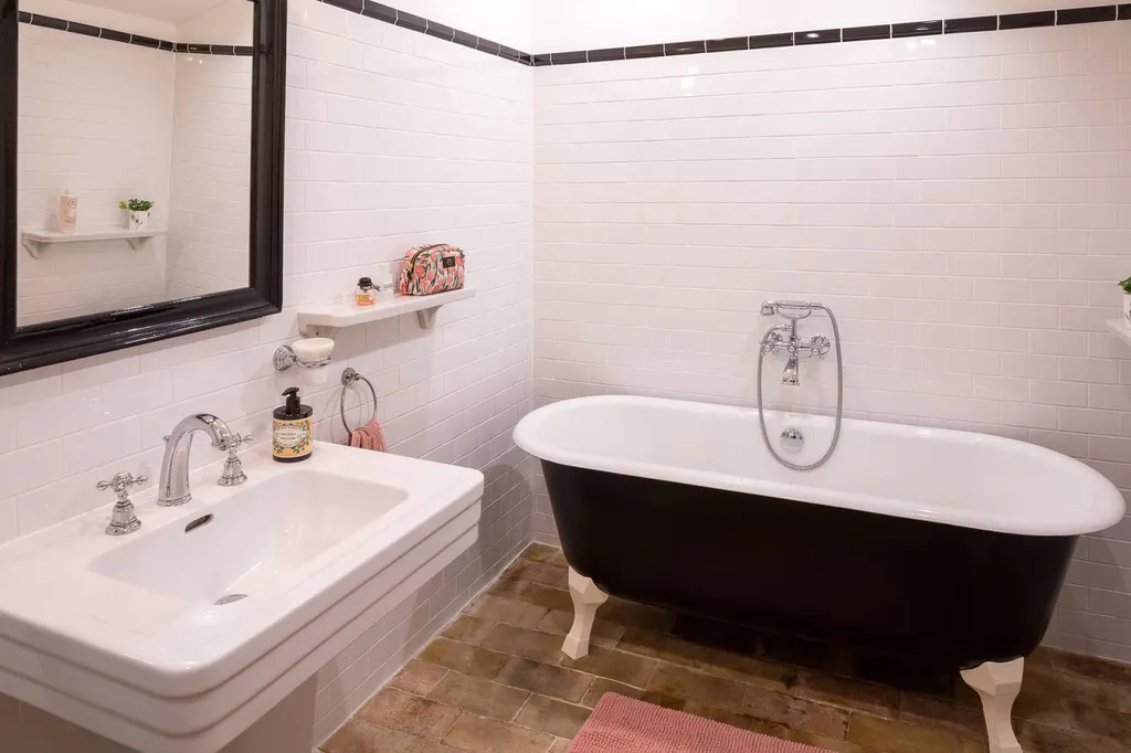 salle de bain rétro baignoire en fonte d'époque sur pieds lavabo et tablette en céramique 13300 Salon de Provence