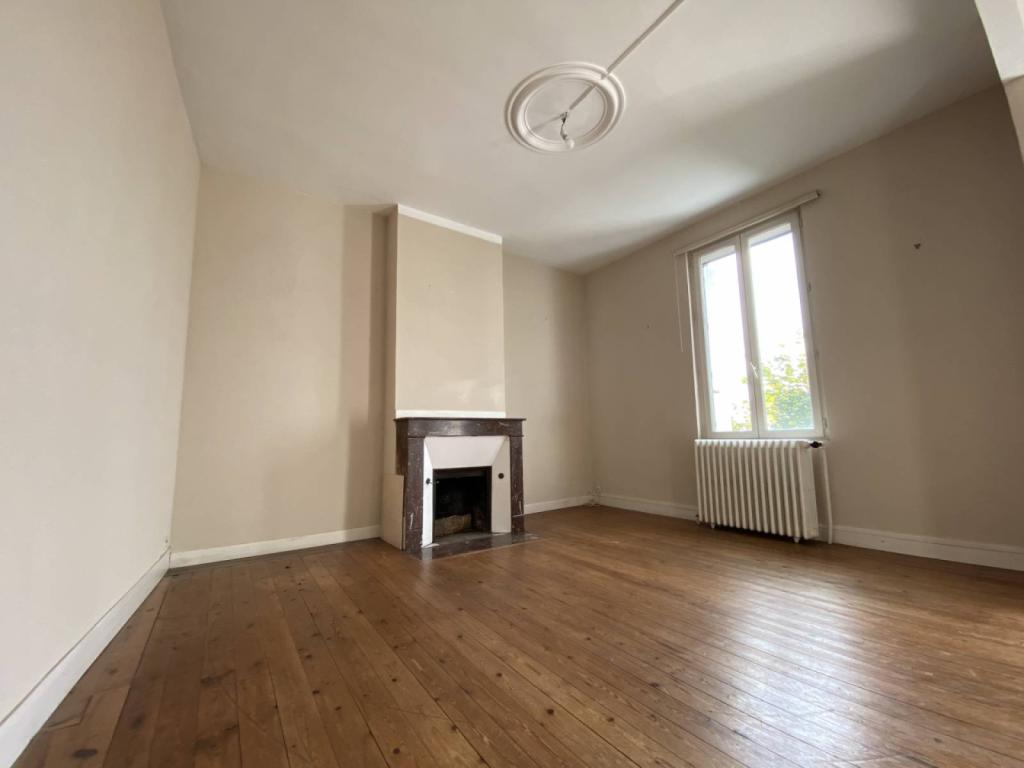 Salon avec parquet & cheminée