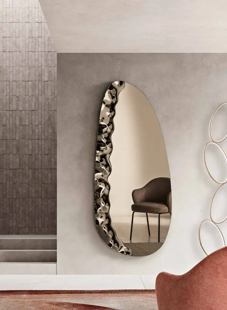 miroir dorée poser dans une maison a martigues
