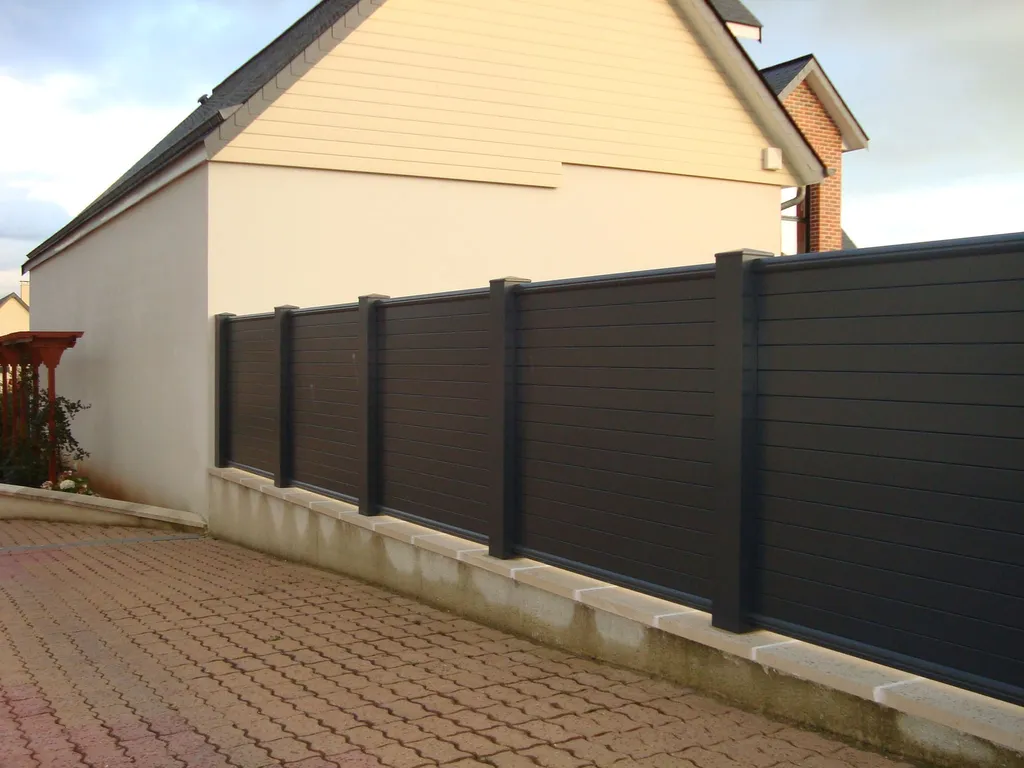 Installation de Clôture aluminium sur muret avec Portails motorisés et Portillon en aluminium à Pont l'Évêque dans le Calvados 14 et ses Alentours