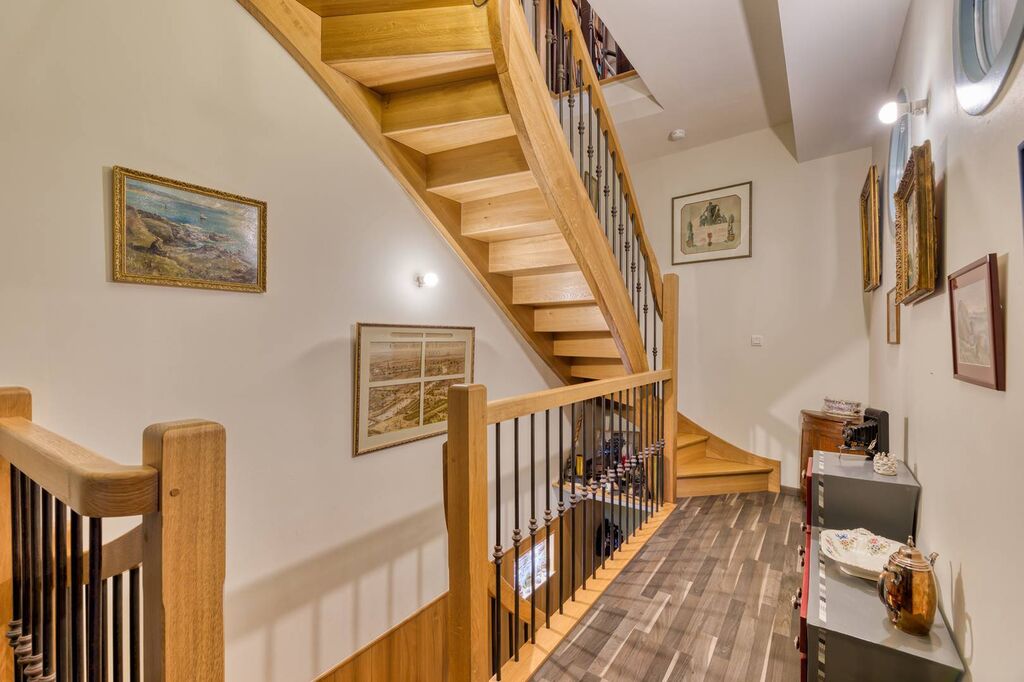 À vendre maison de caractère à Dieppe, datant de 1693, rénovée avec soin, offrant 140m² habitables et une cour intérieure pour une vie paisible en plein centre-ville.