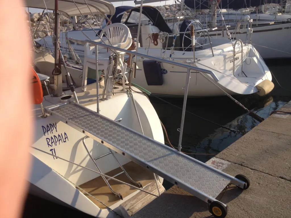 PASSERELLE EN ALUMINIUM POUR ACCES BATEAU FABRIQUEE SUR MESURE DANS LE 13
