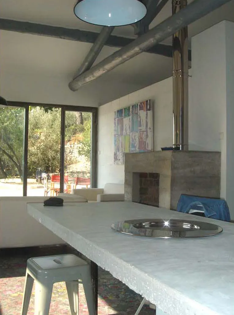 Table en béton lissé et cheminée en béton brut de décoffrage