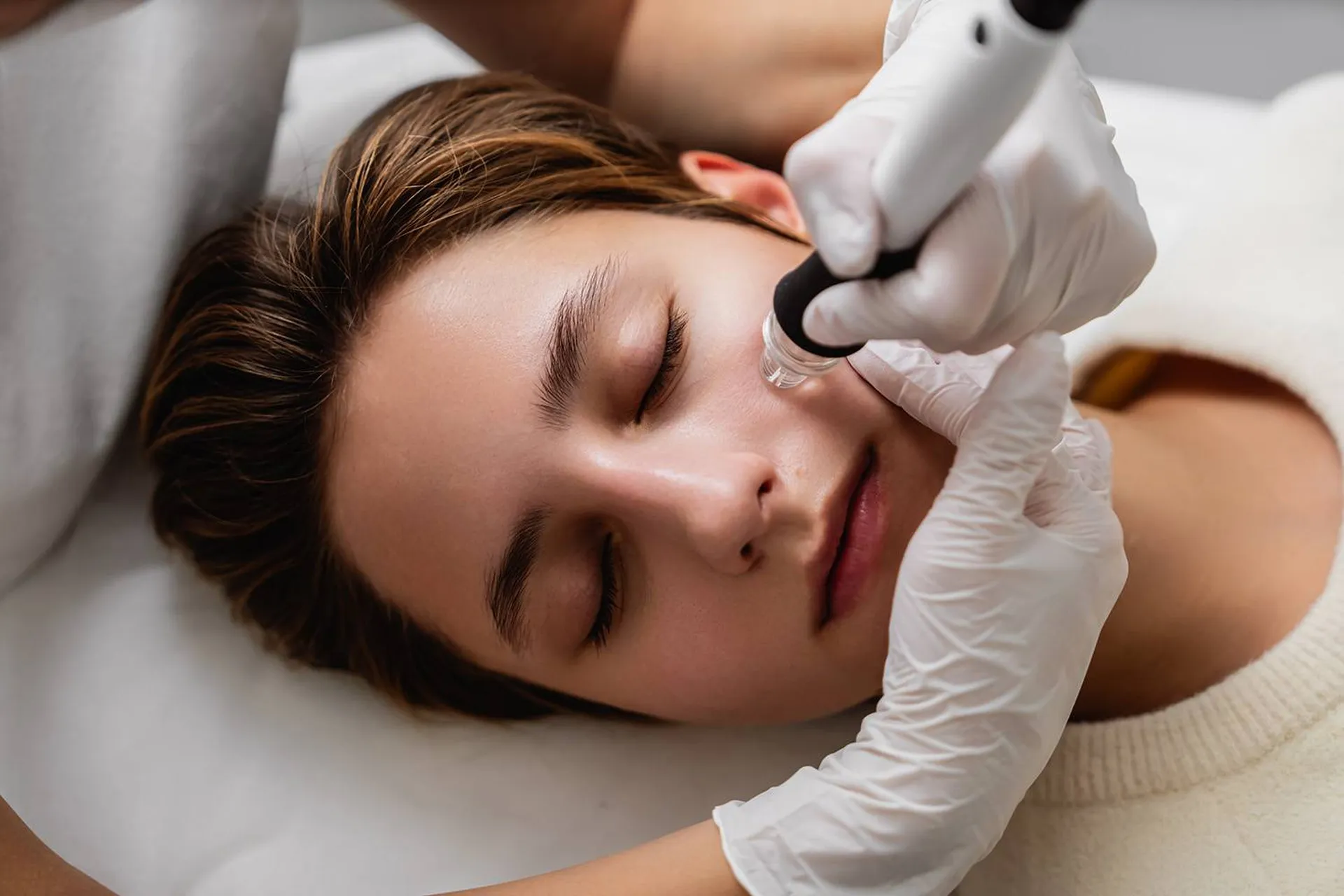 AQUAPURE, Plus qu'un soin Hydrafacial : un soin hydratant, purifiant, stimule le rajeunissement