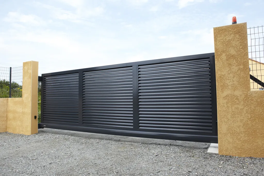 Installation de Portail en aluminium coulissant ou autoportrant élégant et contemporain à Bernay dans l'Eure 27 et ses Alentours