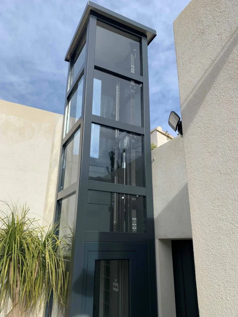 structure autoportante pylone verre VIMEC E07 en extérieur à Hyères près de Toulon