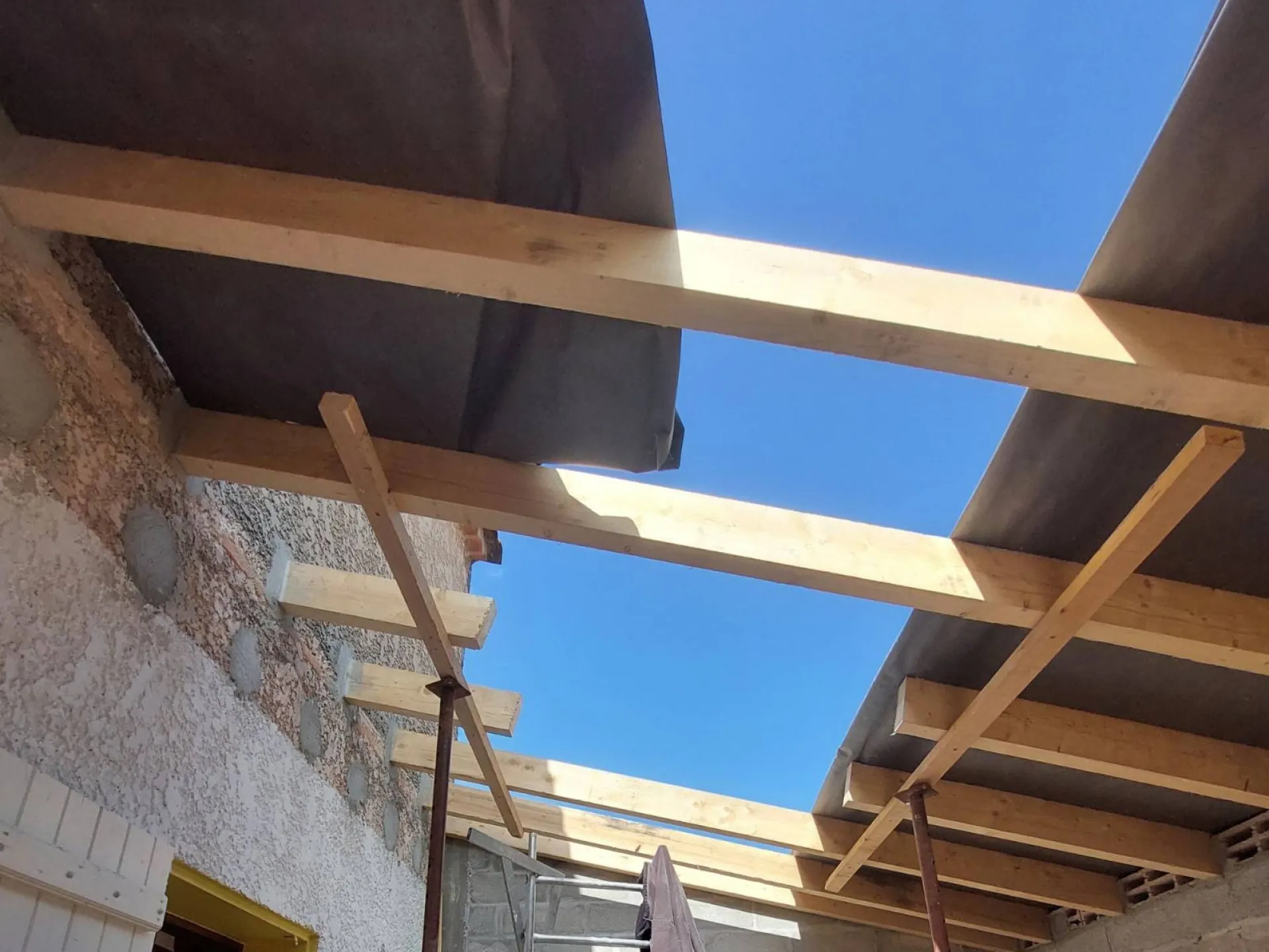 Charpente en bois d'une toiture à Bormes-les-Mimosas dans le Var