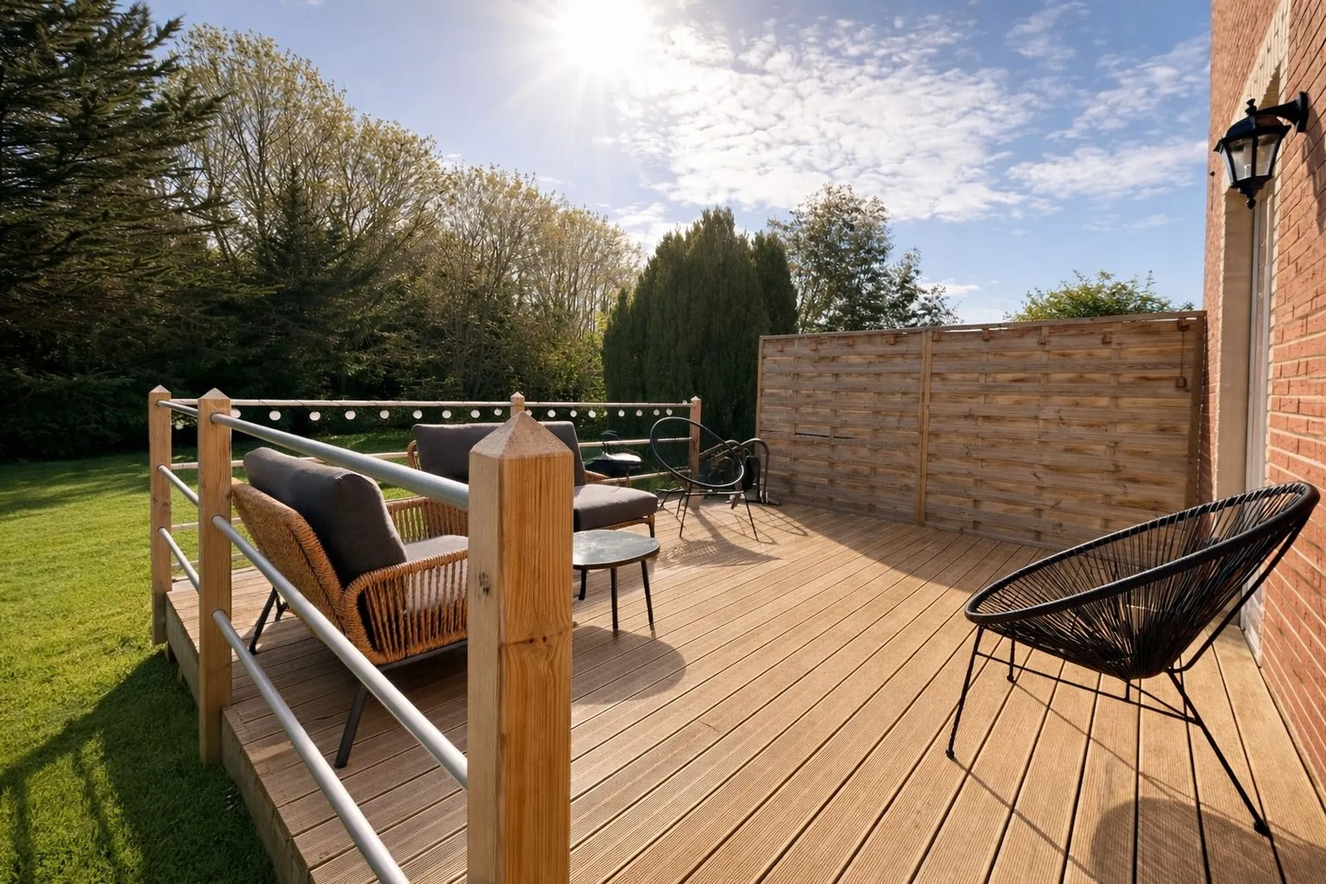 Terrasse sur pilotis exposée sud-ouest avec accès direct au jardin