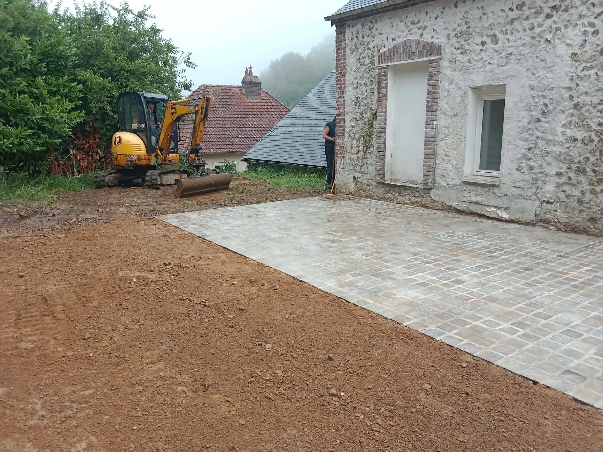 Terrassement autour d'une terrasse afin de retrouver le même niveau à côté de Thiétreville en Seine-Maritime 76