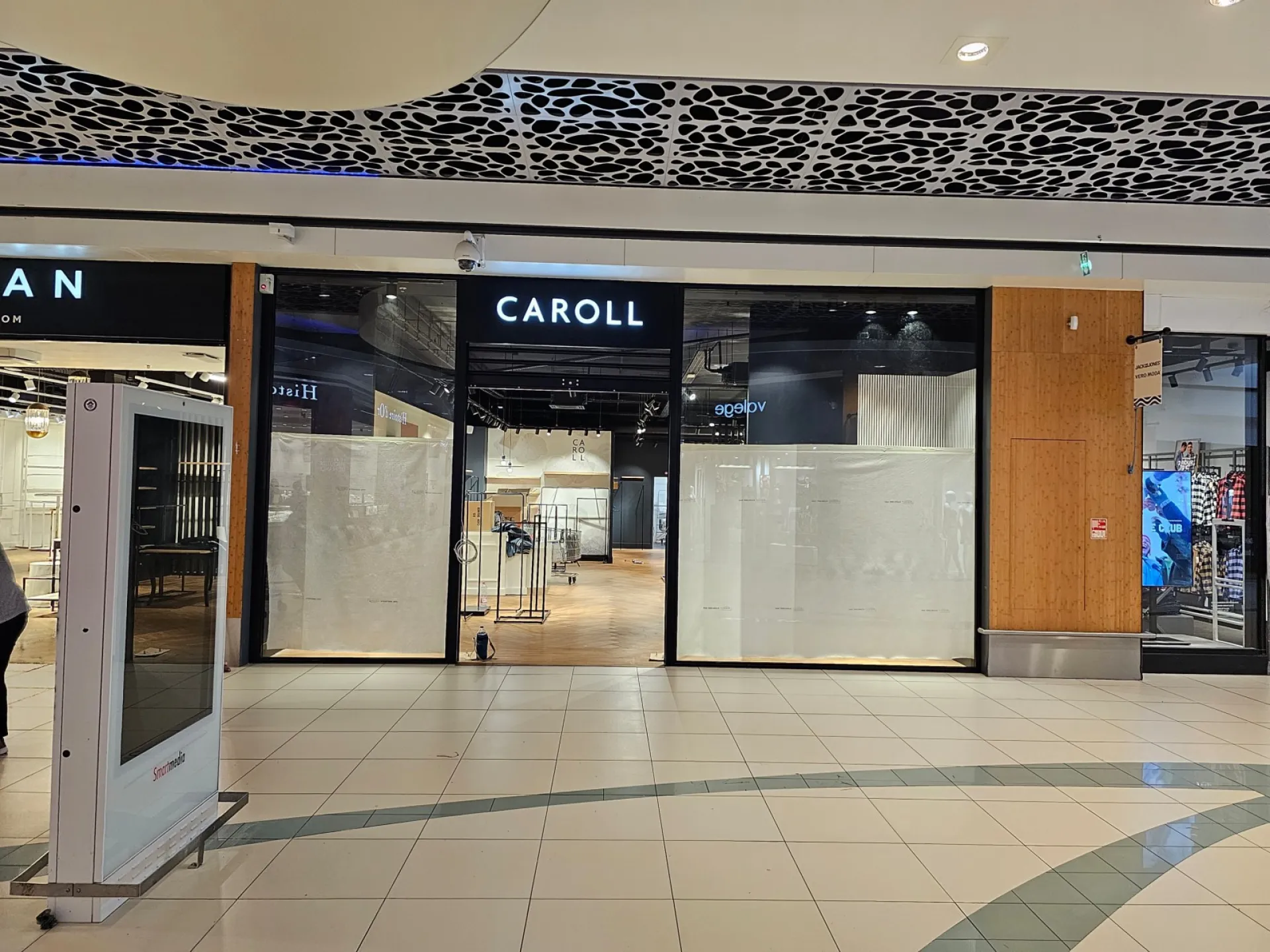 Création de devanture de magasin de l'enseigne Caroll à Hyeres